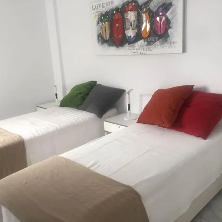 Sleeps 4 Near Apartamento *
